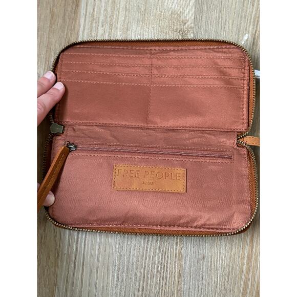 Free People Distressed Vegan Wallet in‎ Brown NWT - Picture 7 of 8